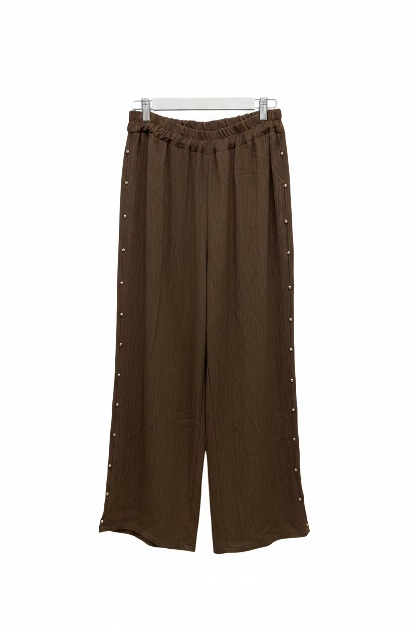 Pantalón de tachuelas
