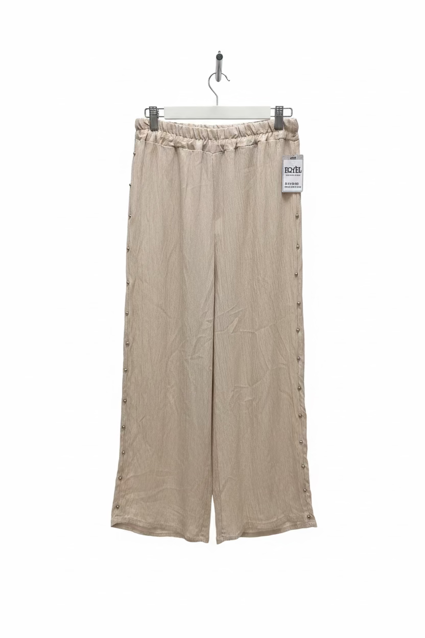 Pantalón con tachuelas