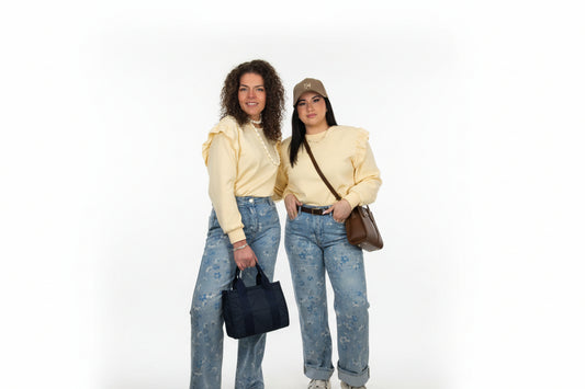 Pantalón vaquero flor azul. Novedad