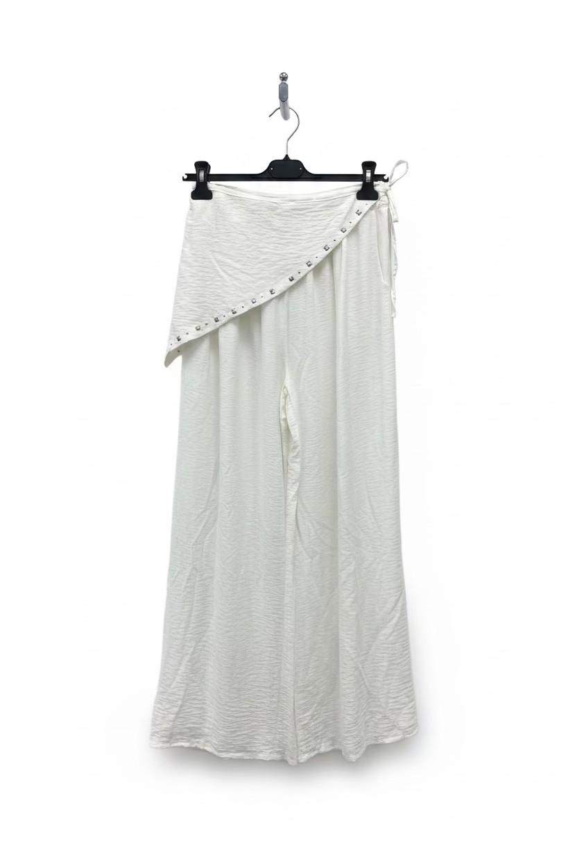 Pantalón con pañuelo de tachuelas