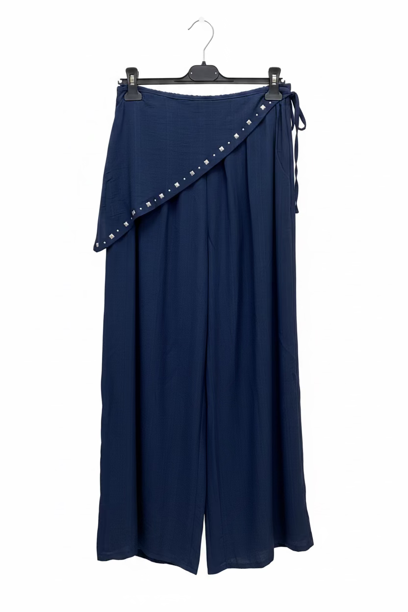 Pantalón con pañuelo de tachuelas