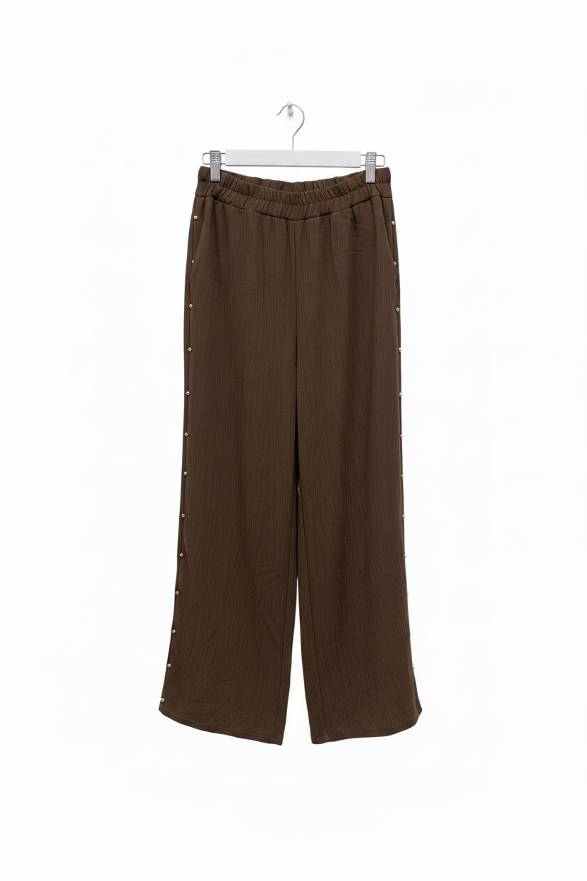 Pantalón con tachuelas
