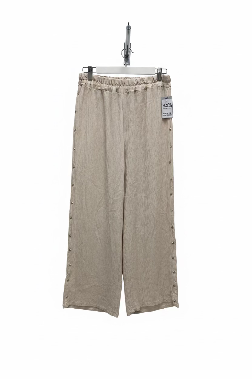 Pantalón de tachuelas