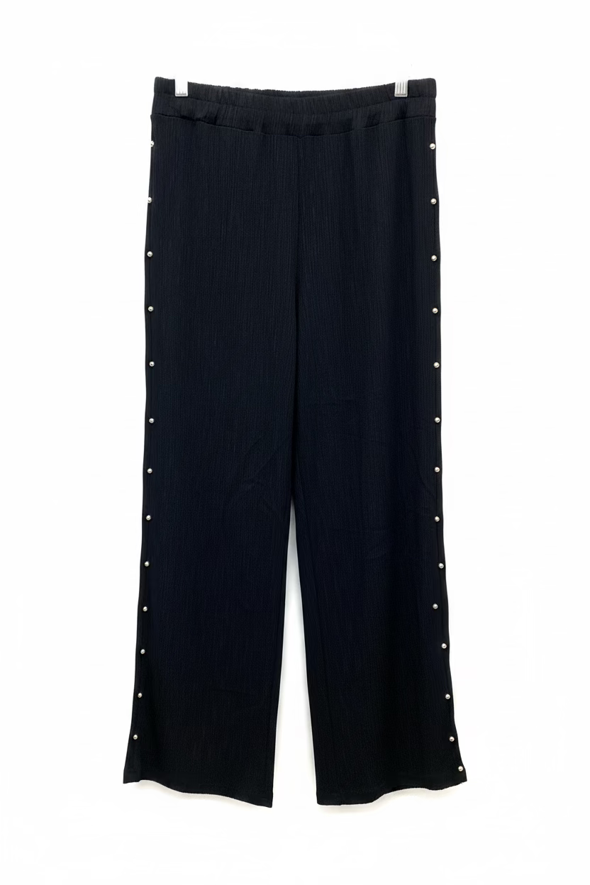 Pantalón con tachuelas