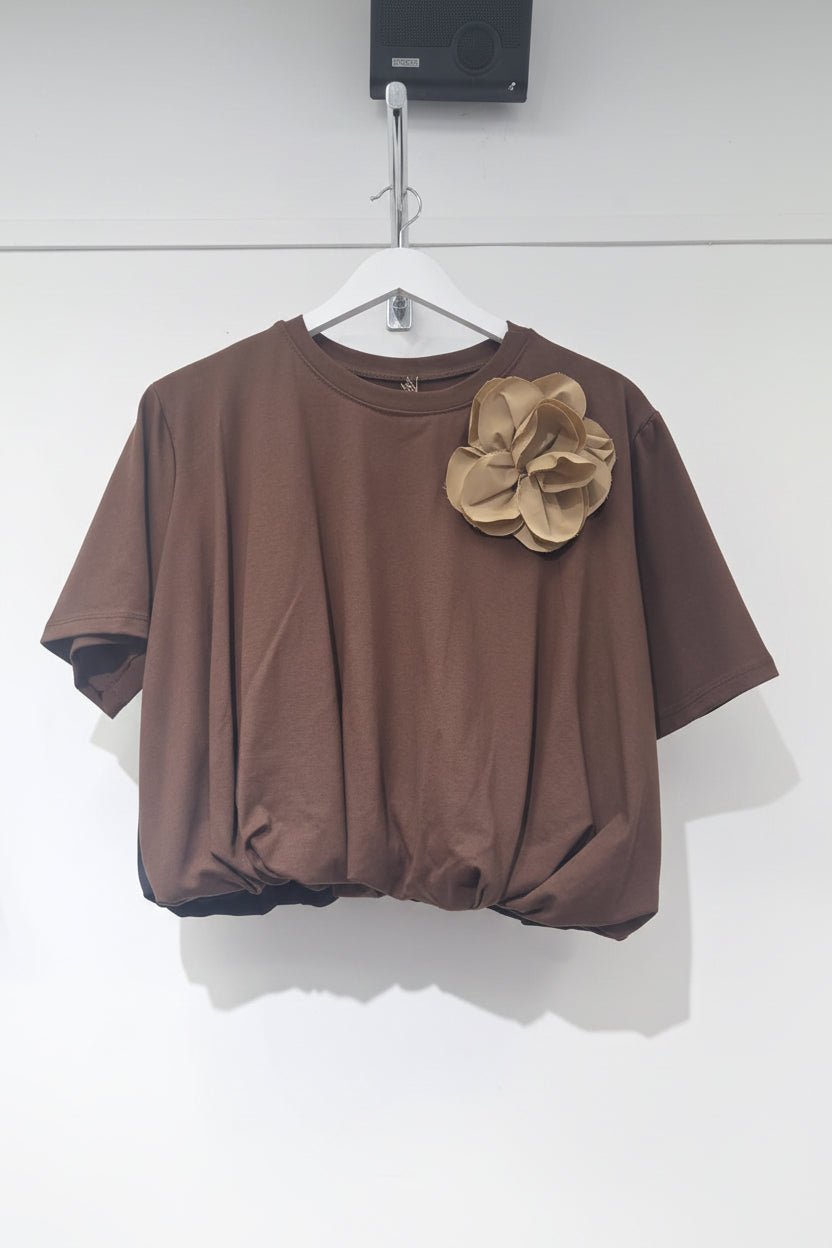 Camiseta de manga corta con flor