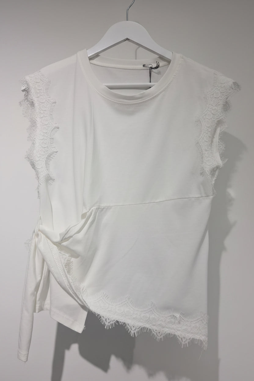 Camiseta de tirantes con lazada